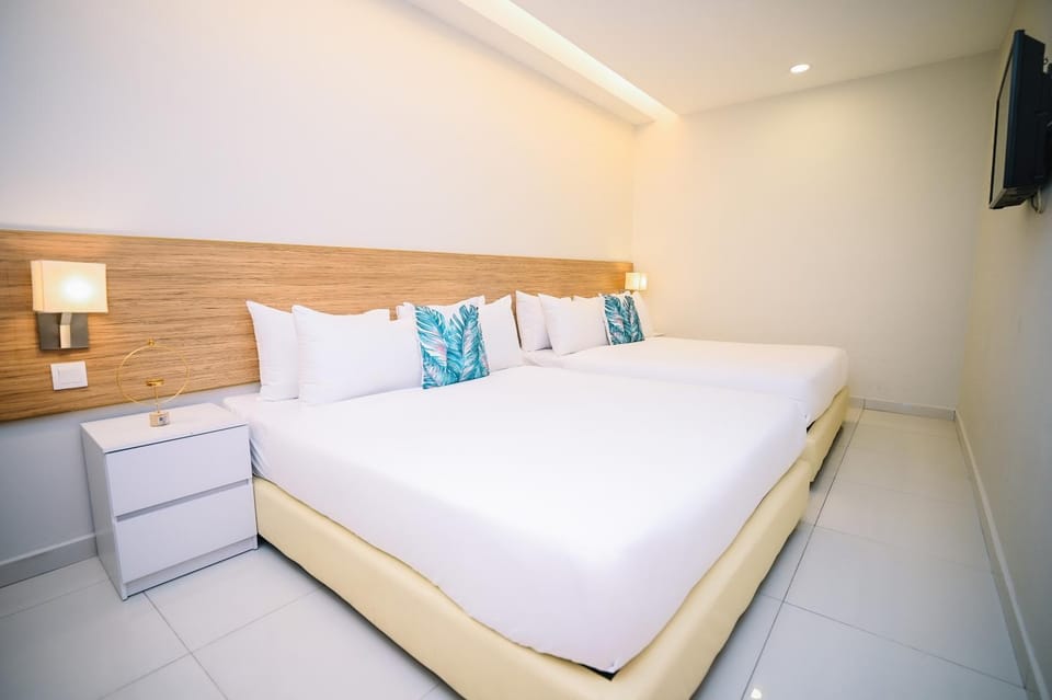 Bed, TV and multimedia, Photo of the whole room, Bedroom