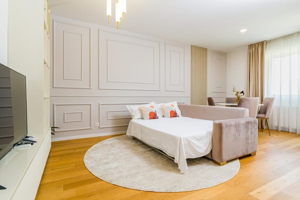 Bed, TV and multimedia, Living room, Photo of the whole room, Seating area, Dining area