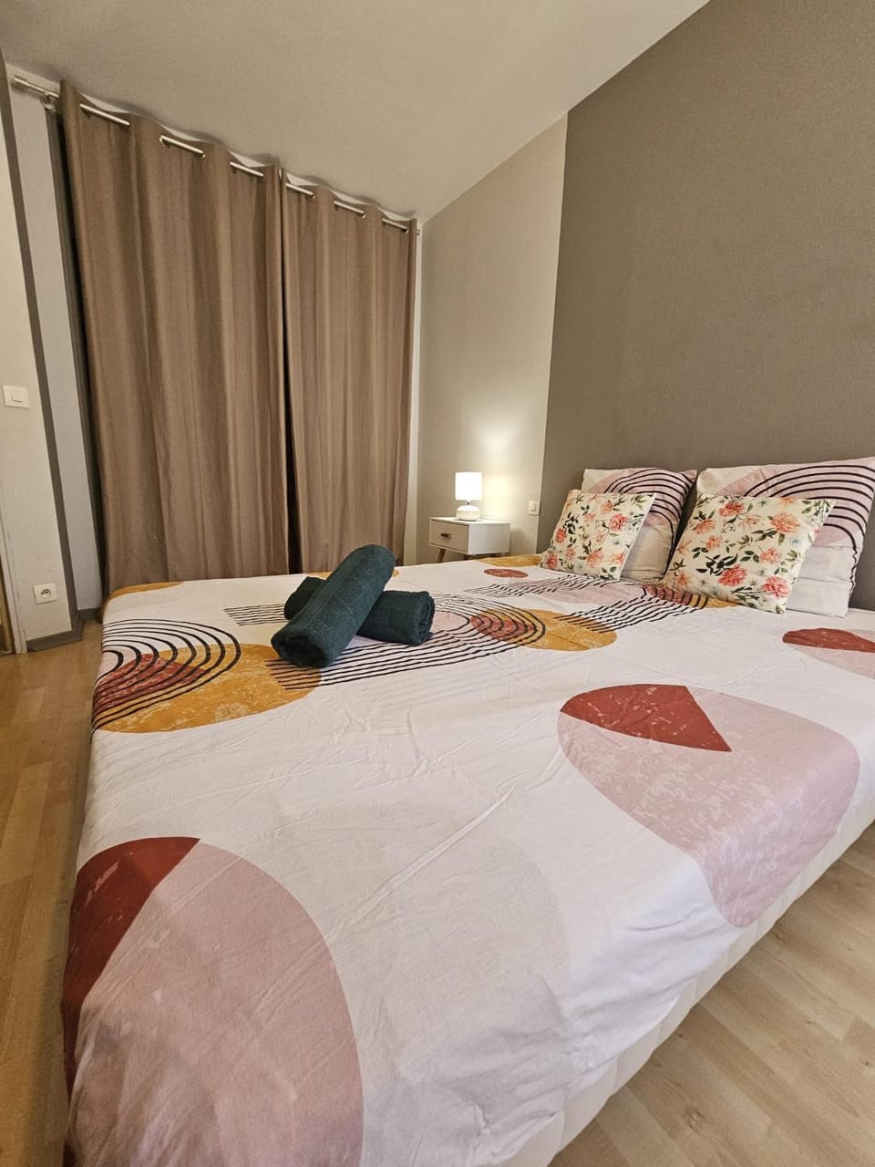 Bed, Photo of the whole room, Bedroom, towels