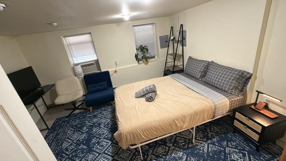 Bed, TV and multimedia, Photo of the whole room, Seating area, Bedroom