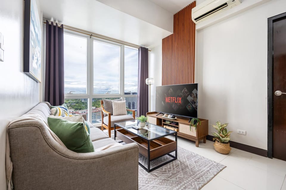 Furnished 2BR Top Floor Condo Minutes to Beach with Amazing Sea View, Netflix, WiFi and Pool Access Apartment in Lapu-Lapu City