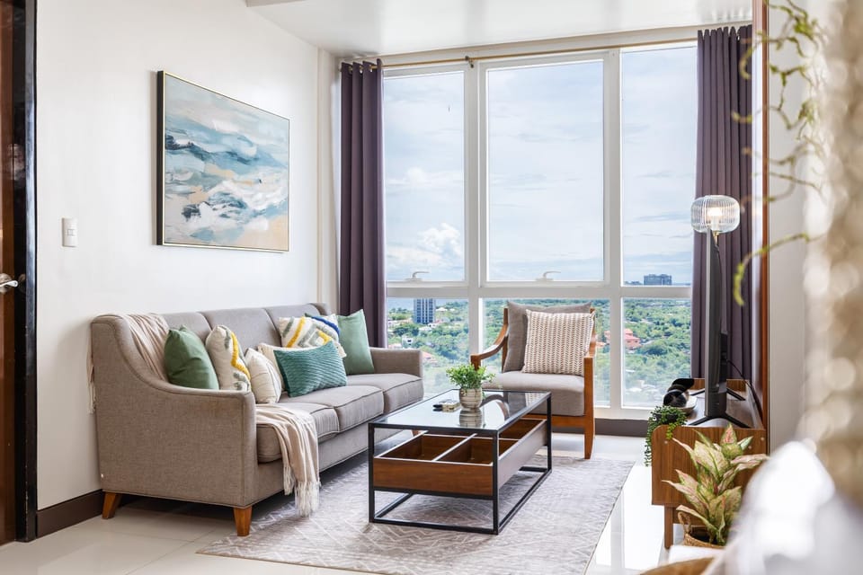 Furnished 2BR Top Floor Condo Minutes to Beach with Amazing Sea View, Netflix, WiFi and Pool Access Apartment in Lapu-Lapu City