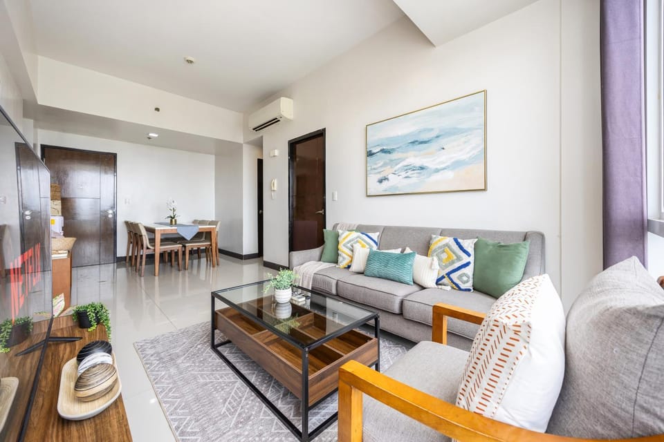 Furnished 2BR Top Floor Condo Minutes to Beach with Amazing Sea View, Netflix, WiFi and Pool Access Apartment in Lapu-Lapu City