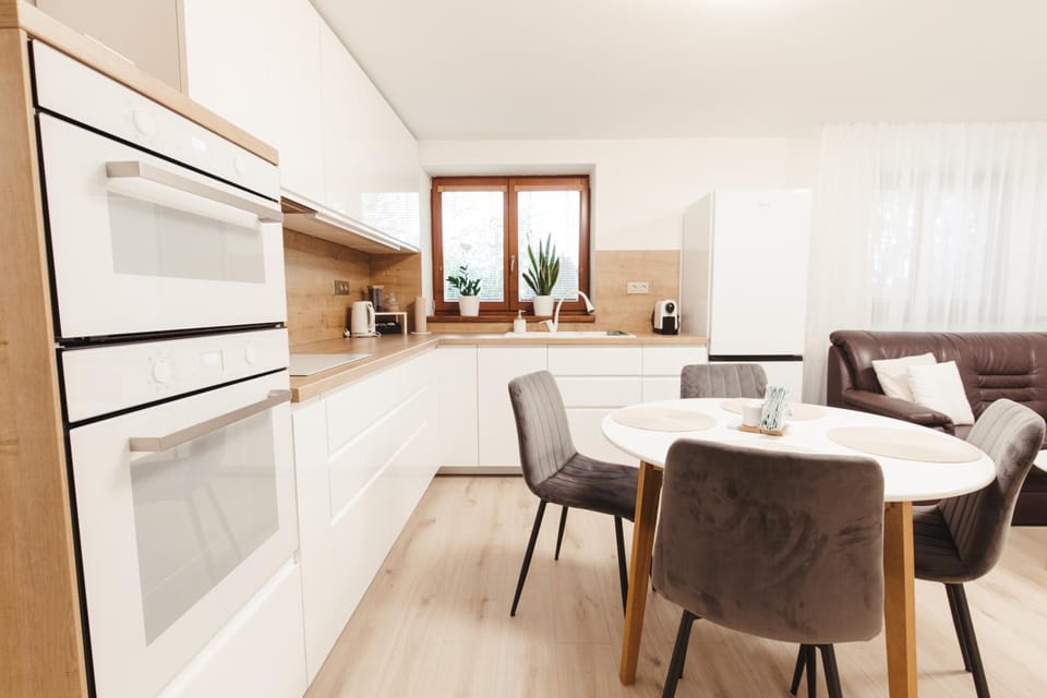 Coffee/tea facilities, Kitchen or kitchenette, Dining area, dishwasher, oven, stove