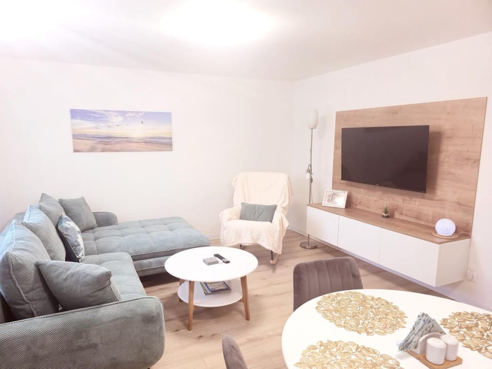 Communal lounge/ TV room, TV and multimedia, Living room, Seating area