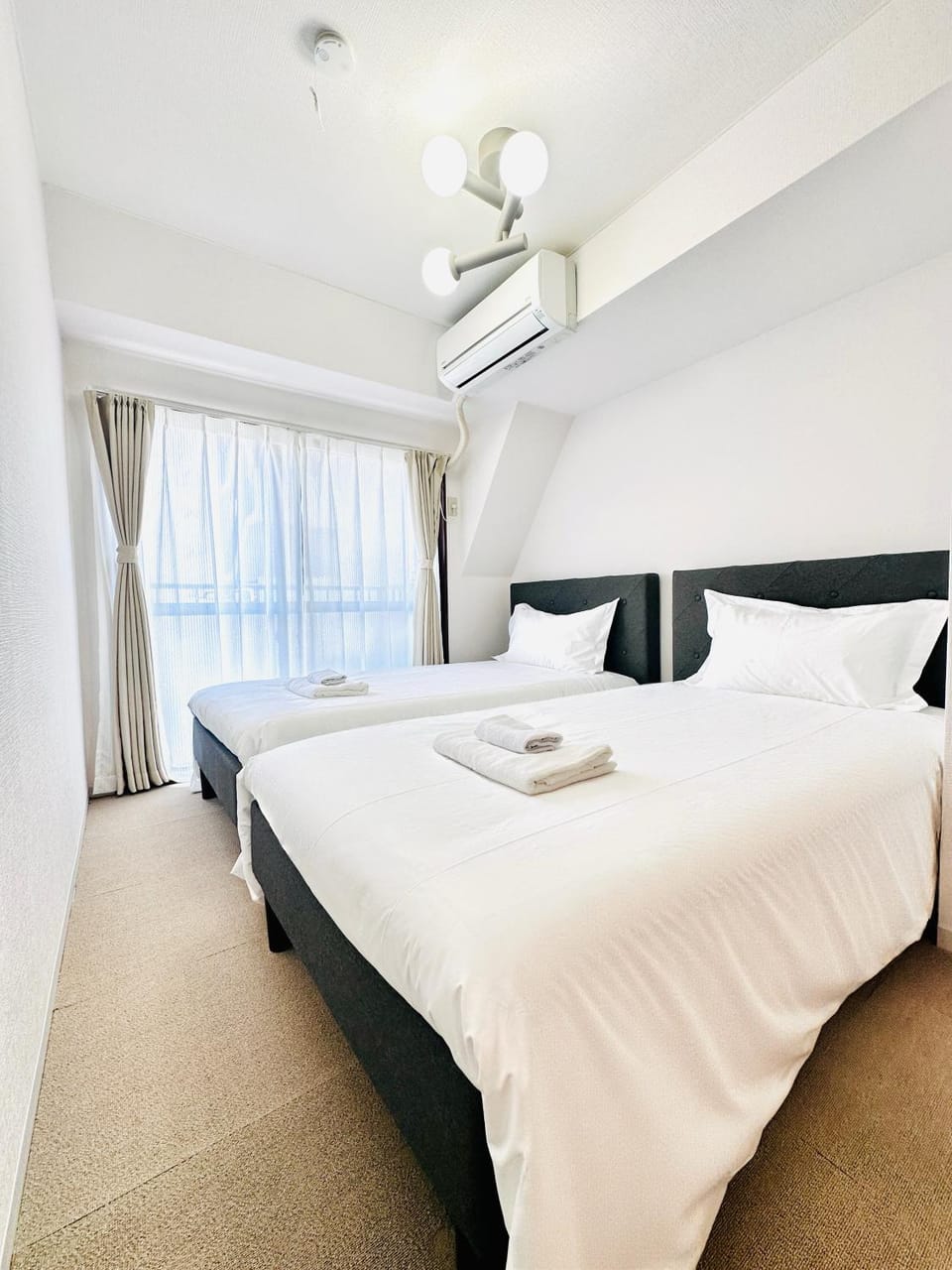 Photo of the whole room, Bedroom