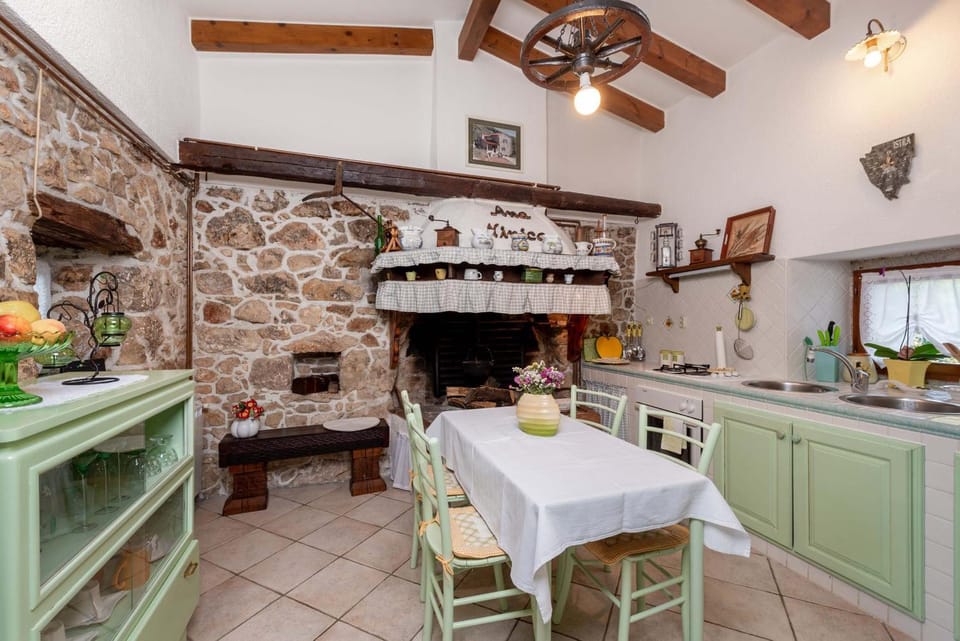 Kitchen or kitchenette, Dining area, fireplace