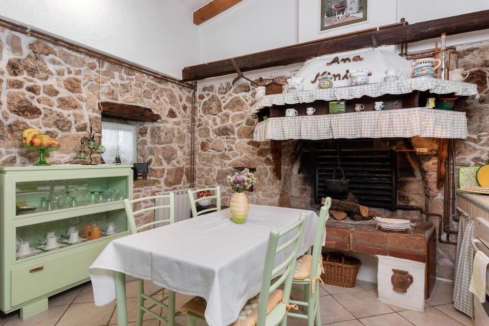 Dining area, fireplace