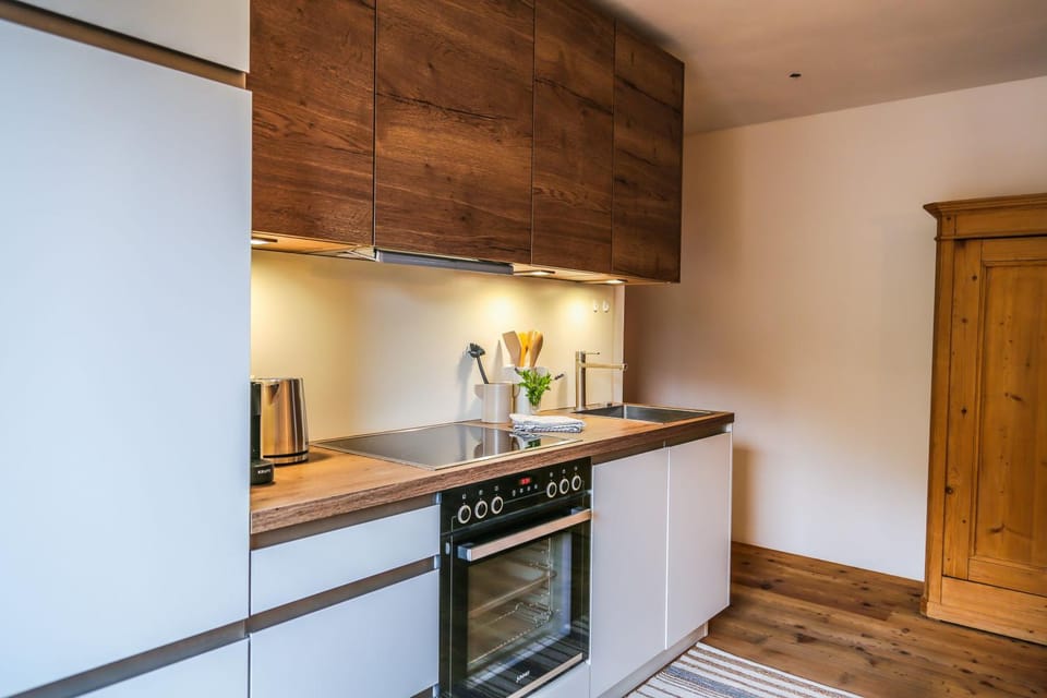 Dining area, kitchen