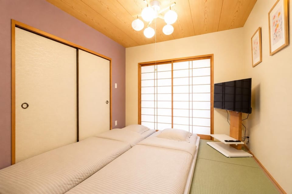 Bed, TV and multimedia, Bedroom