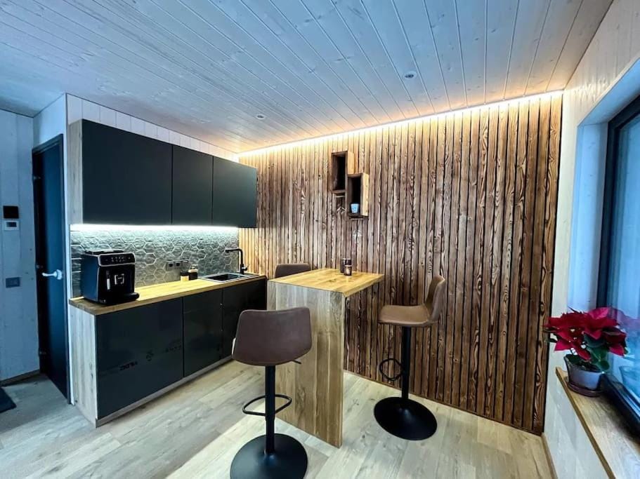 Kitchen or kitchenette, Seating area
