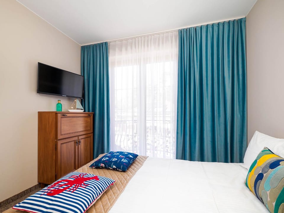 Bed, TV and multimedia, View (from property/room), Balcony/Terrace, Photo of the whole room, Bedroom