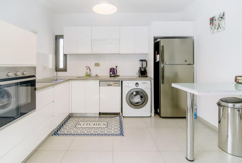 Private parking ! Central Cozy and Modern Apartment in Tel Aviv-Yafo