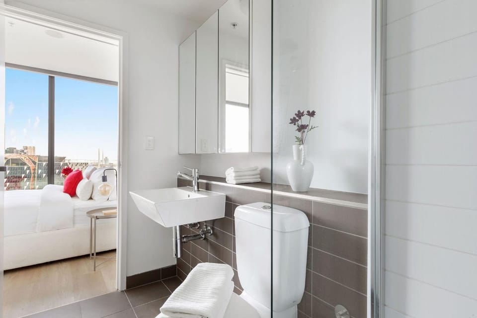 A 2BR Apt with Harbour Views and FREE Parking Apartment in Melbourne