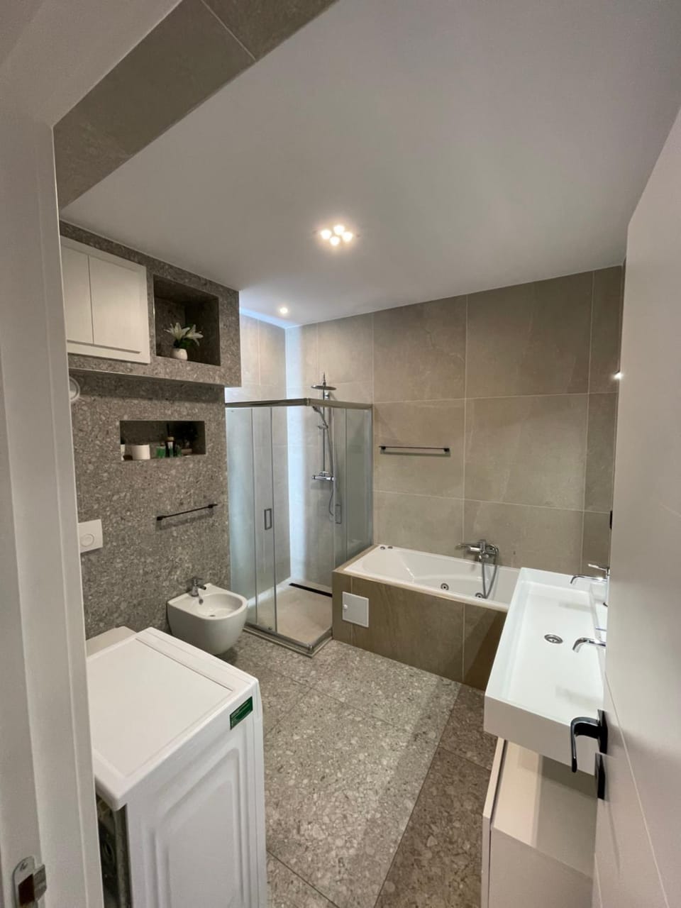 London Residence Deluxe 2-Bedroom Apartment in Romania