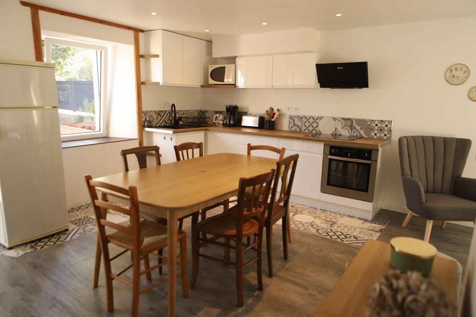Kitchen or kitchenette, Dining area, dishwasher, oven, pet friendly, stove, toaster