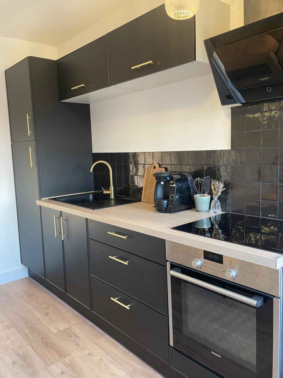 Coffee/tea facilities, Kitchen or kitchenette, microwave, oven, stove, toaster