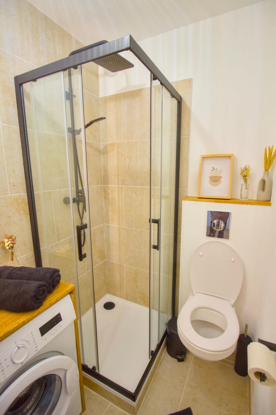 Shower, Toilet, Bathroom, towels, washing machine