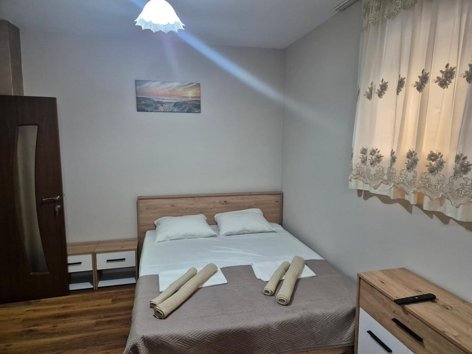 Bed, Bedroom, towels