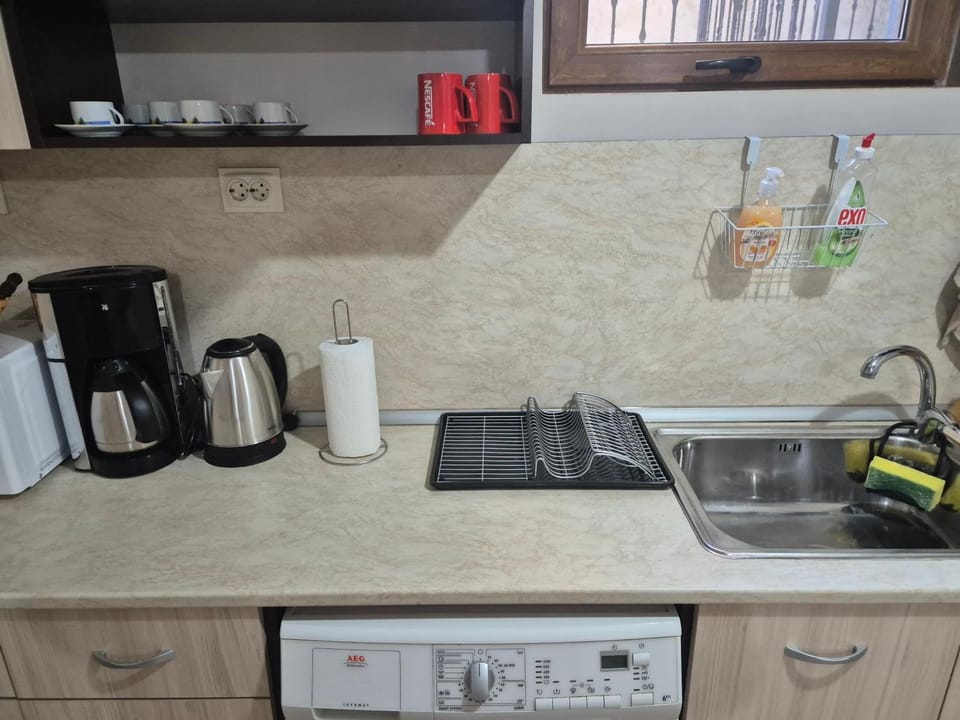 Coffee/tea facilities, Kitchen or kitchenette, stove, toaster