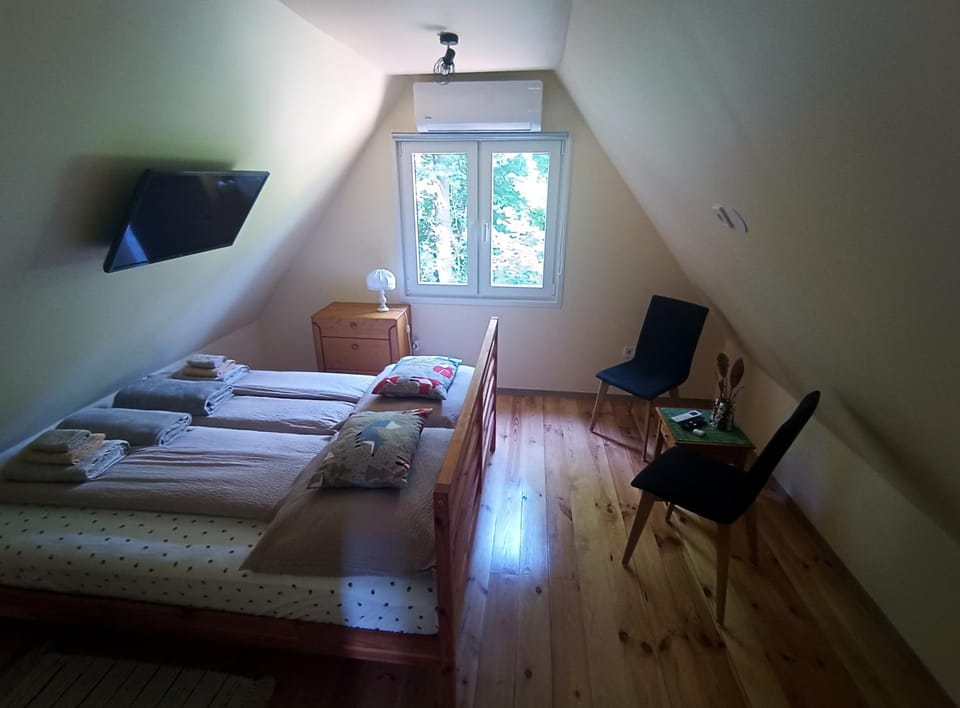 Bed, TV and multimedia, Bedroom