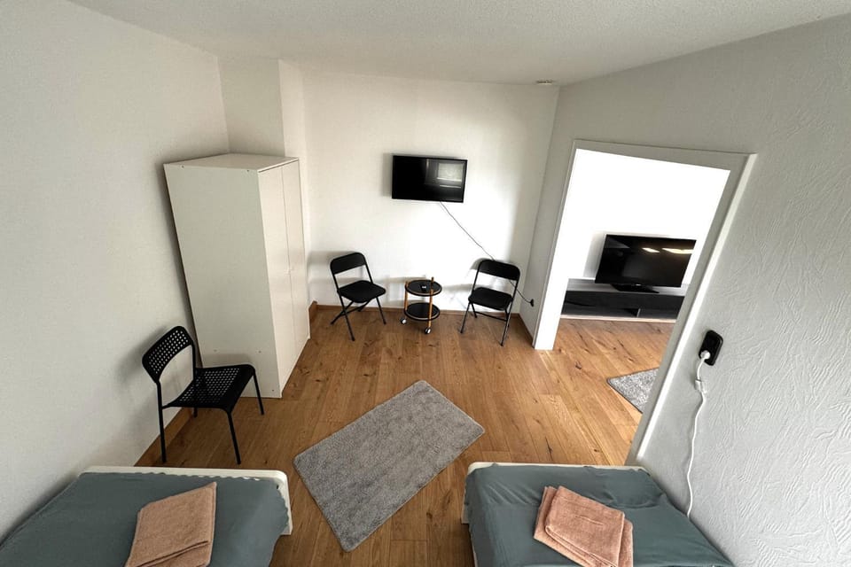 Bed, TV and multimedia, Photo of the whole room, Seating area, wardrobe