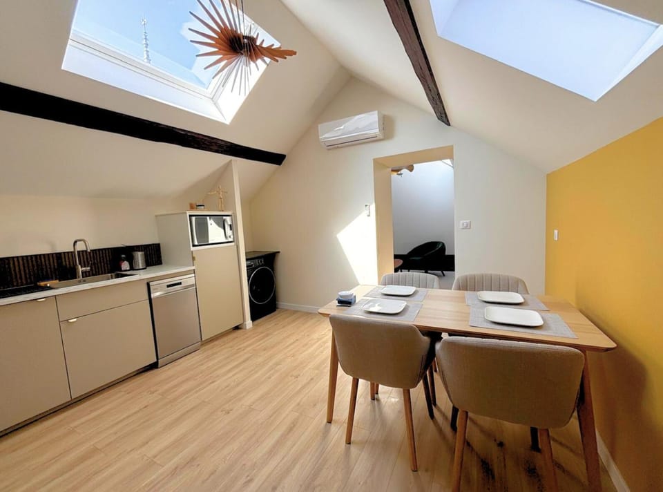 Grand duplex haut de gamme, 4pers, hyper centre, climatisation, stationnements à 10m , très calme Apartment in Jura