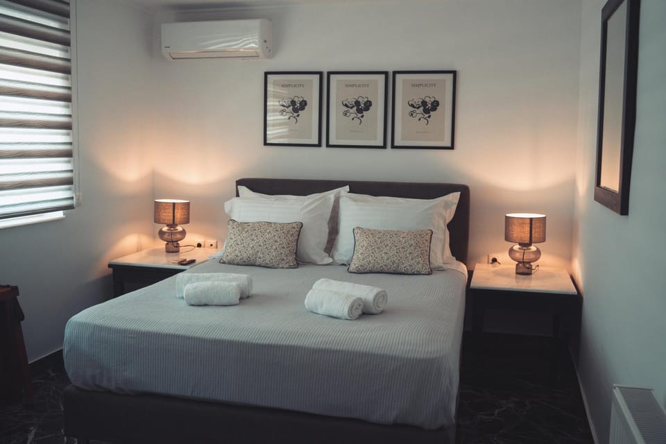 Bed, Photo of the whole room, Bedroom, air conditioner