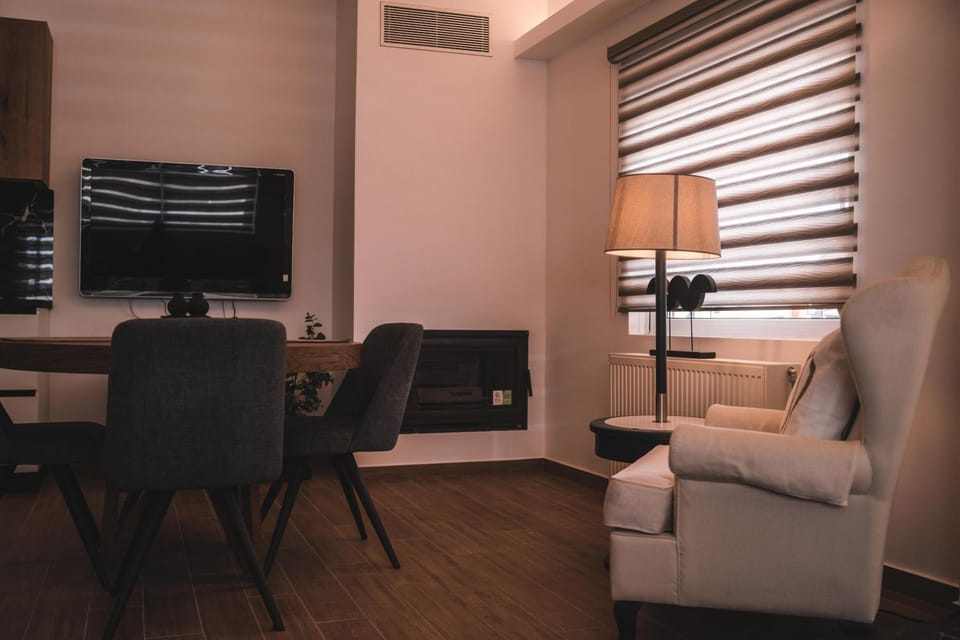 TV and multimedia, Seating area, Dining area