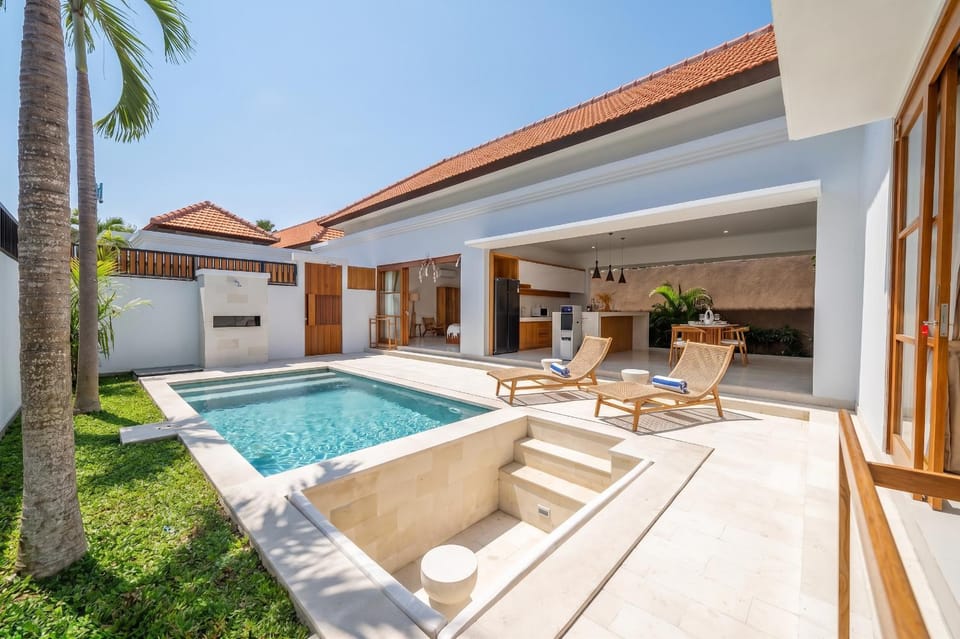 Property building, Patio, Seating area, Swimming pool, Swimming pool, sunbed