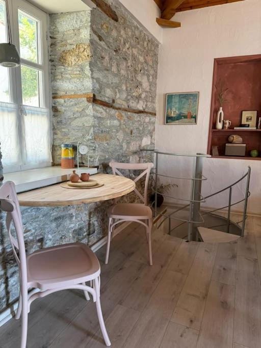 Seating area, Dining area