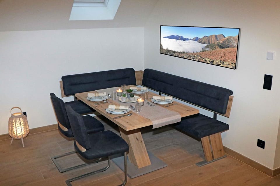 Seating area, Dining area