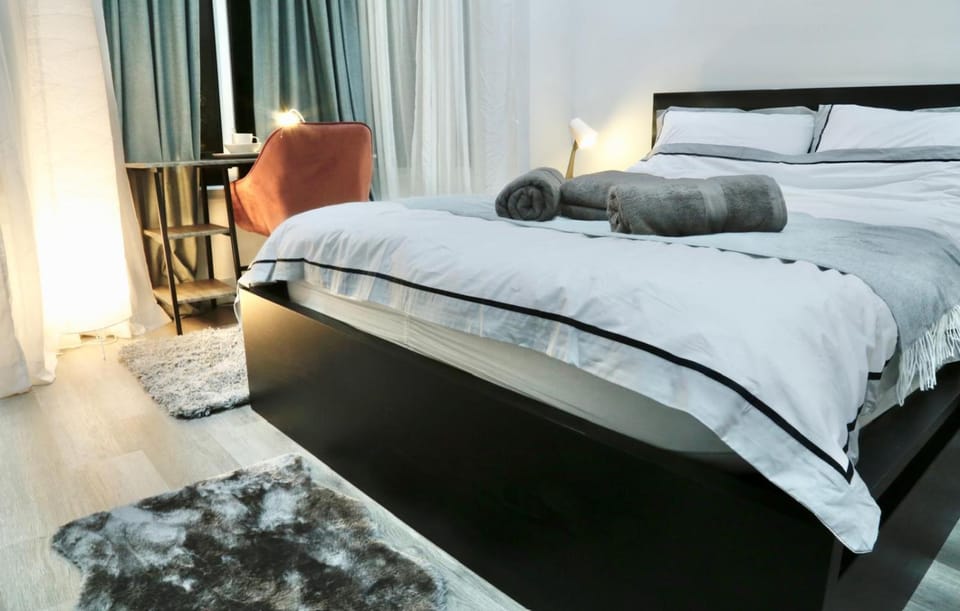 Special NW4 Studio - Professional - Own Entry Apartment in London