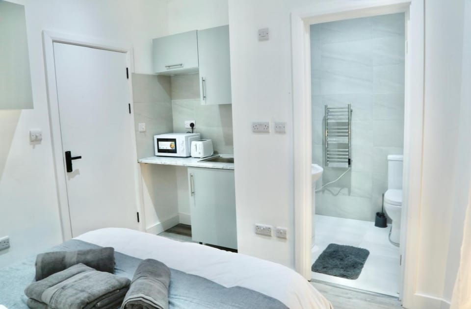 Special NW4 Studio - Professional - Own Entry Apartment in London