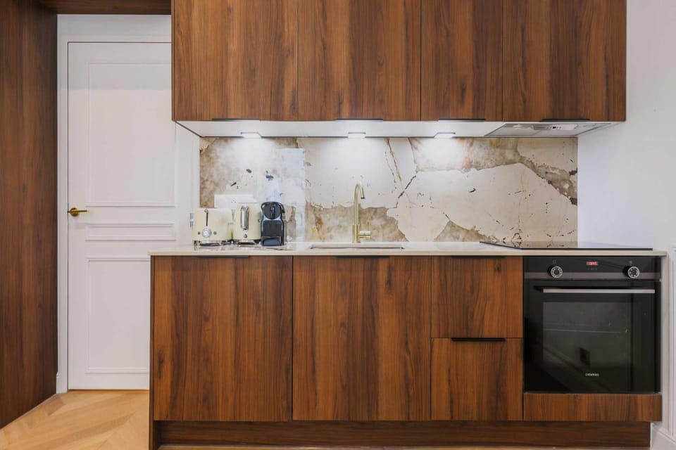 Coffee/tea facilities, Kitchen or kitchenette, oven, stove