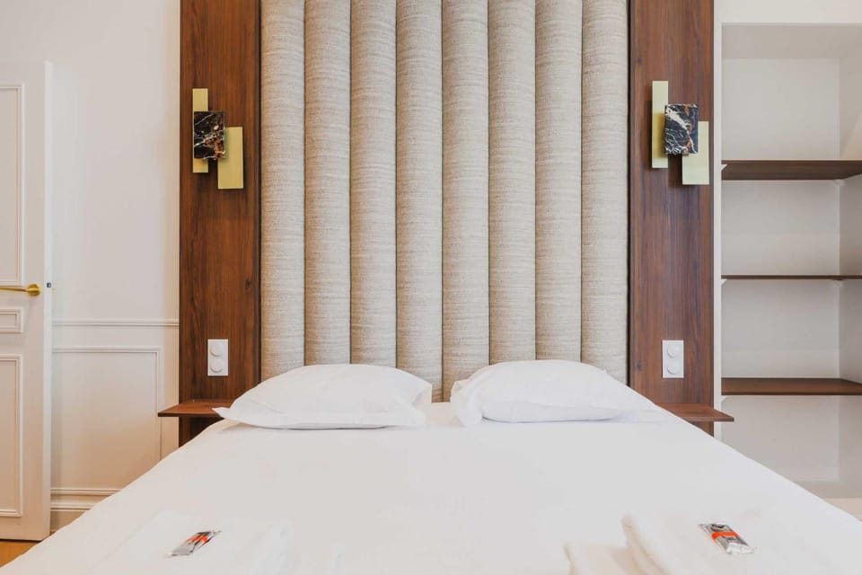 Bed, Bedroom, towels