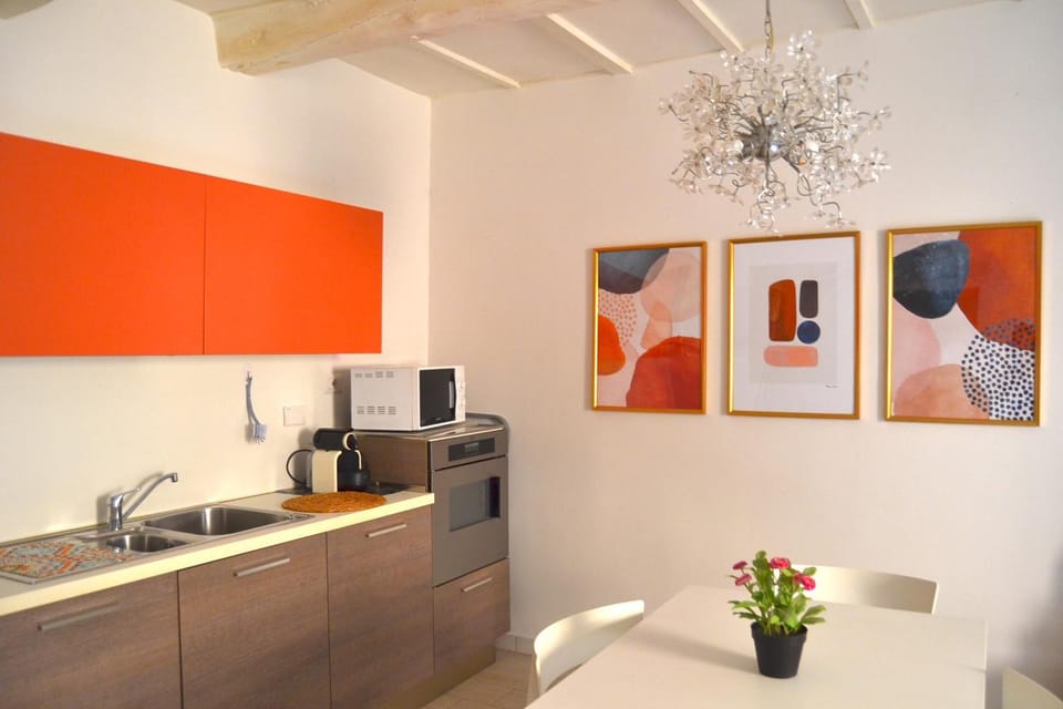 Coffee/tea facilities, Kitchen or kitchenette, stove