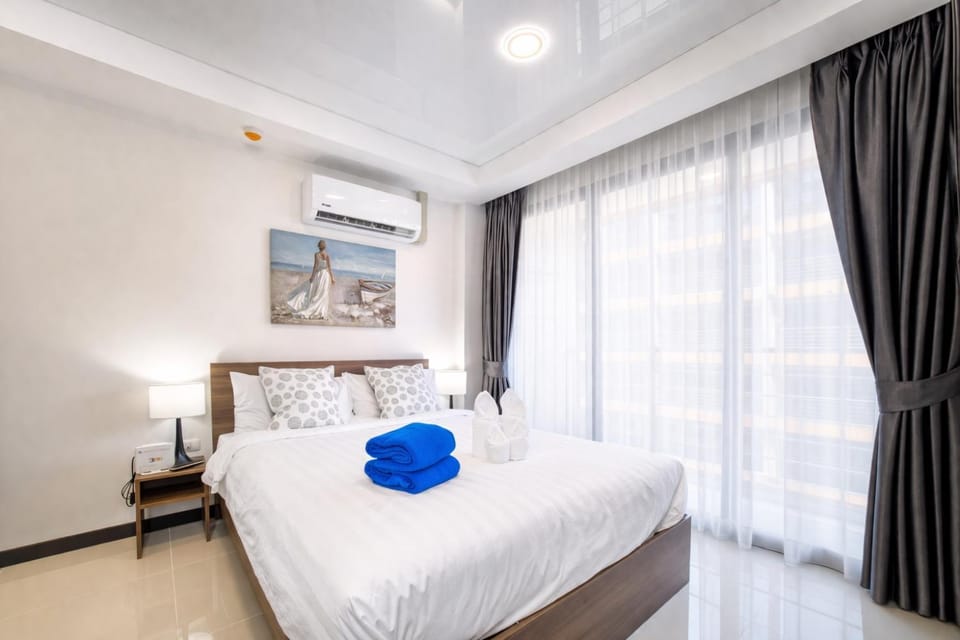 Bed, Bedroom, towels