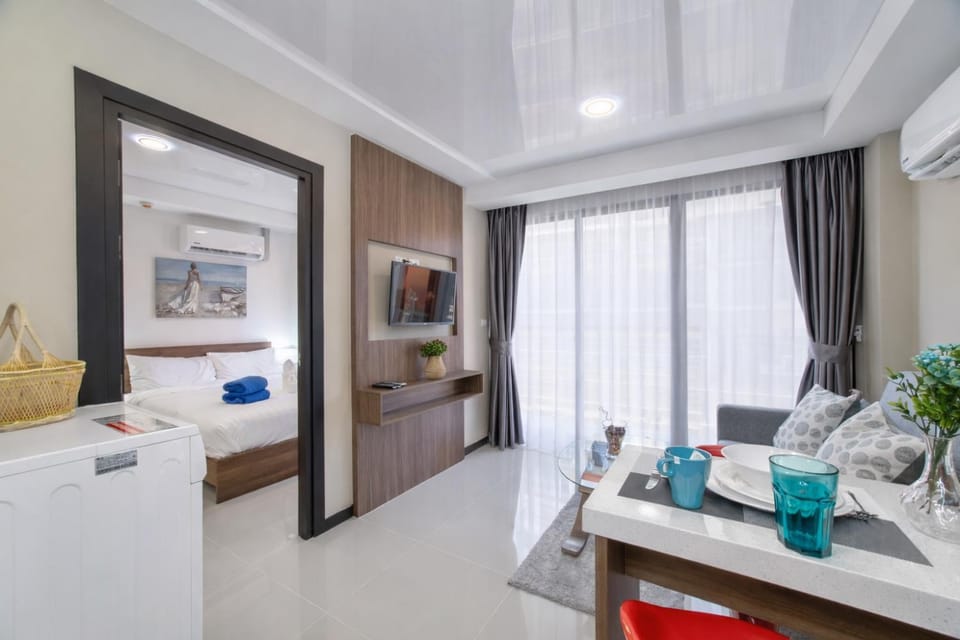 TV and multimedia, Kitchen or kitchenette, Living room, Seating area