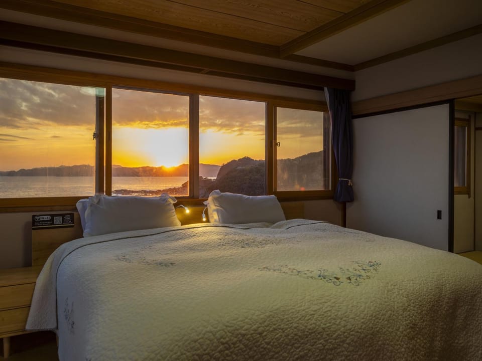Photo of the whole room, Sunset