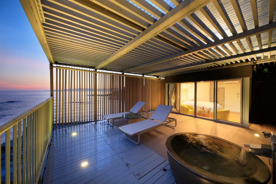 Natural landscape, View (from property/room), Balcony/Terrace, Photo of the whole room, Bedroom, Sea view, sunbed