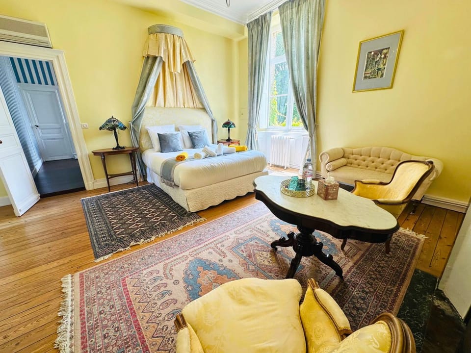 Bed, Photo of the whole room, Seating area, Bedroom