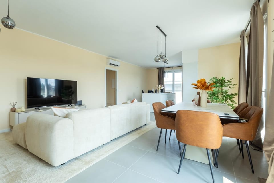 TV and multimedia, Living room, Seating area, Dining area, Evening entertainment, air conditioner