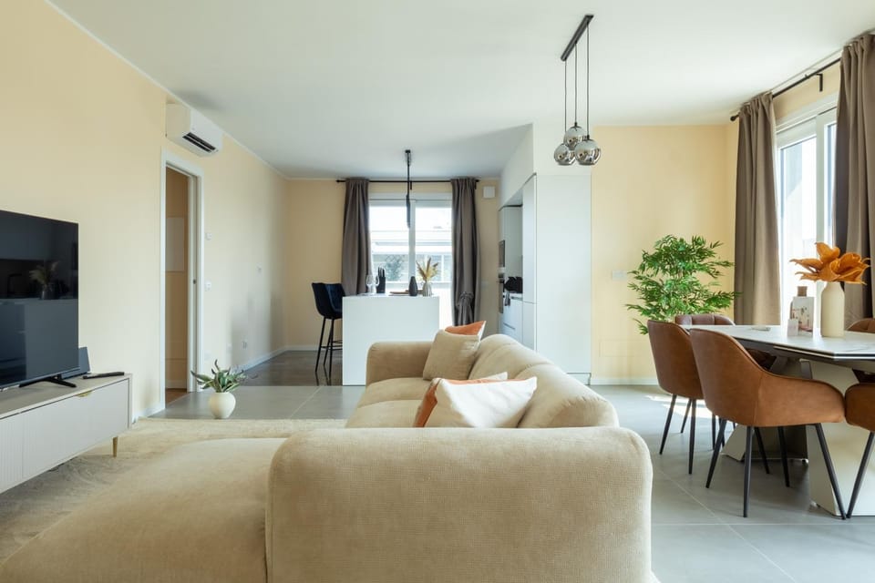TV and multimedia, Living room, Seating area, Dining area, Evening entertainment, air conditioner