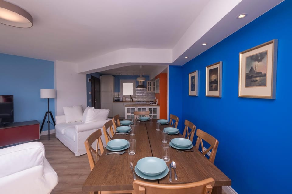 Living room, Seating area, Dining area