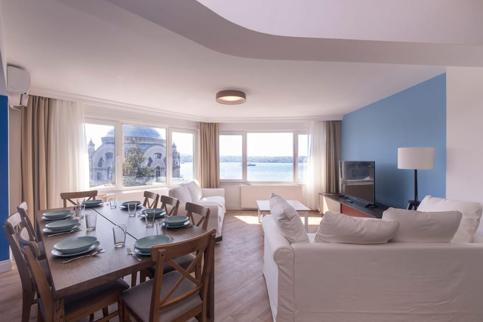 Communal lounge/ TV room, TV and multimedia, Living room, Seating area, Dining area, Landmark view, Sea view