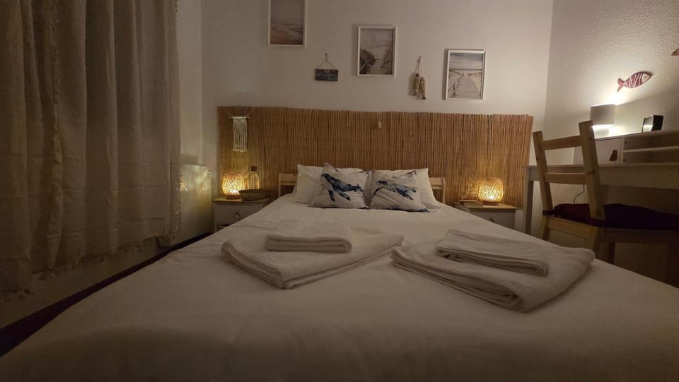 Bed, Photo of the whole room, Bedroom, towels