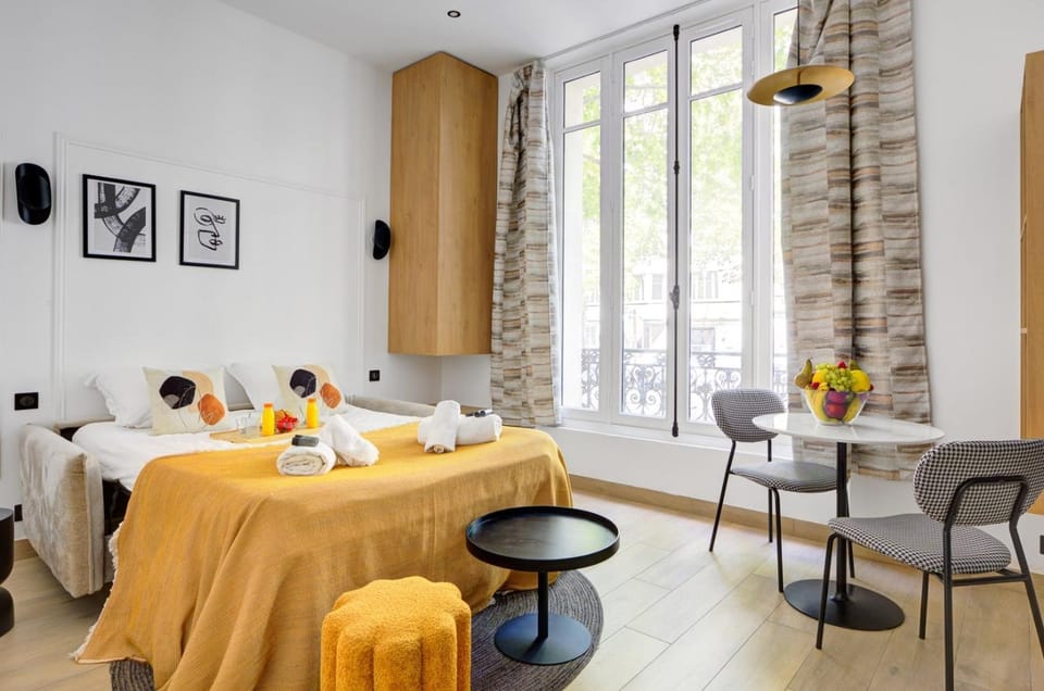 Bed, Living room, Seating area, Dining area