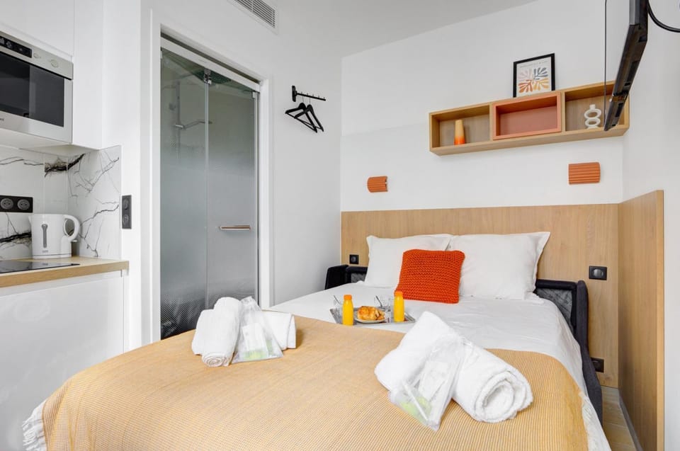Bed, TV and multimedia, Bedroom, towels