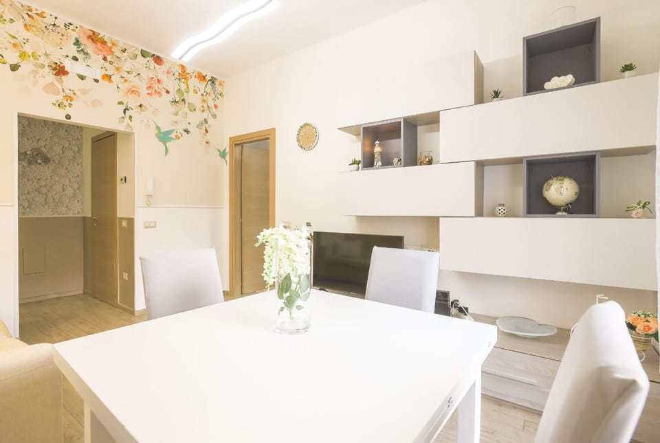 TV and multimedia, Living room, Seating area, Dining area